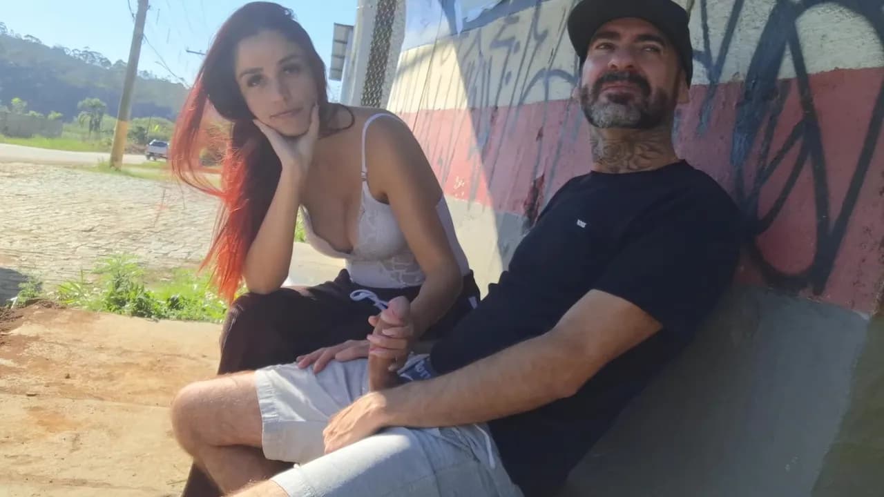 Punheta Arriscada Para Estranha No Ponto De Onibus Em Publico!