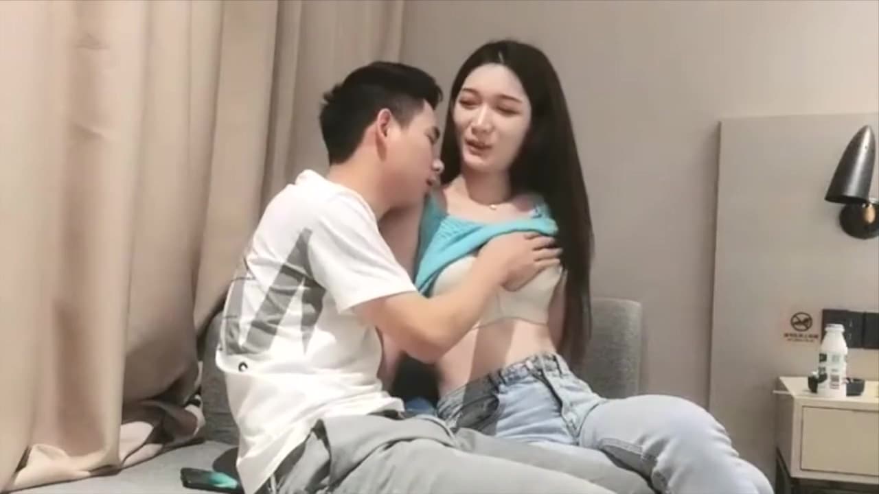 又撩到一个车模，颜值很高，很骚浪，被她推倒在床上，直接骑上来自己动，好爽。中国国产麻豆 露脸女神秘书空姐网红 Chinese China Sex Girl Model Swag