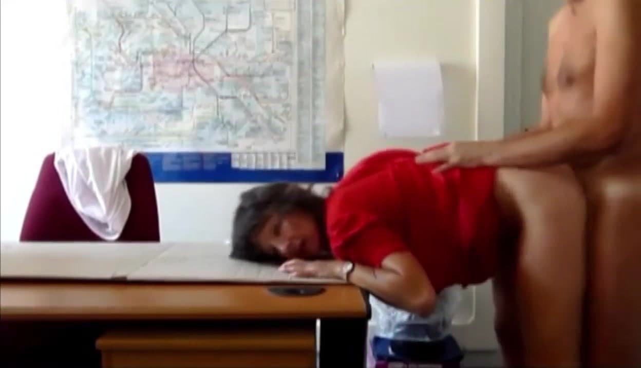 2 profs s envoient en l air dans la salle de classe
