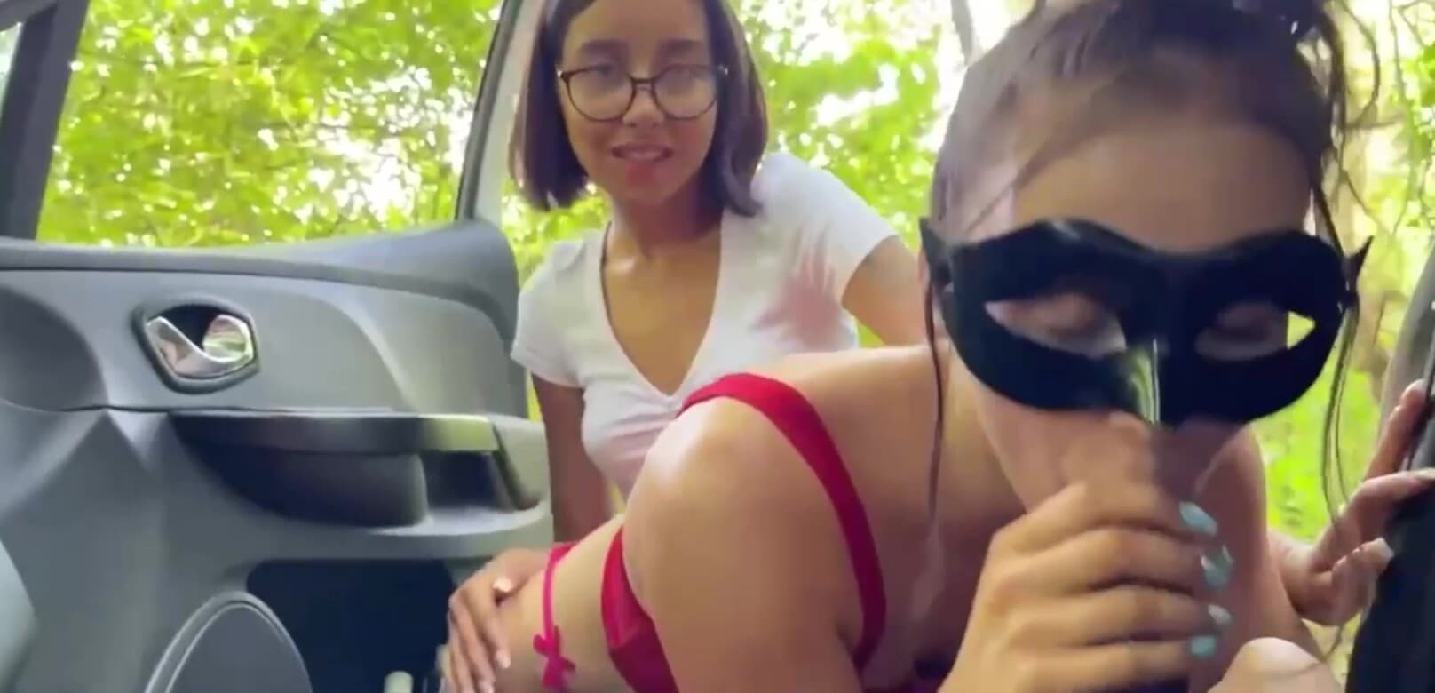 elle améne une copine sucer un inconnu