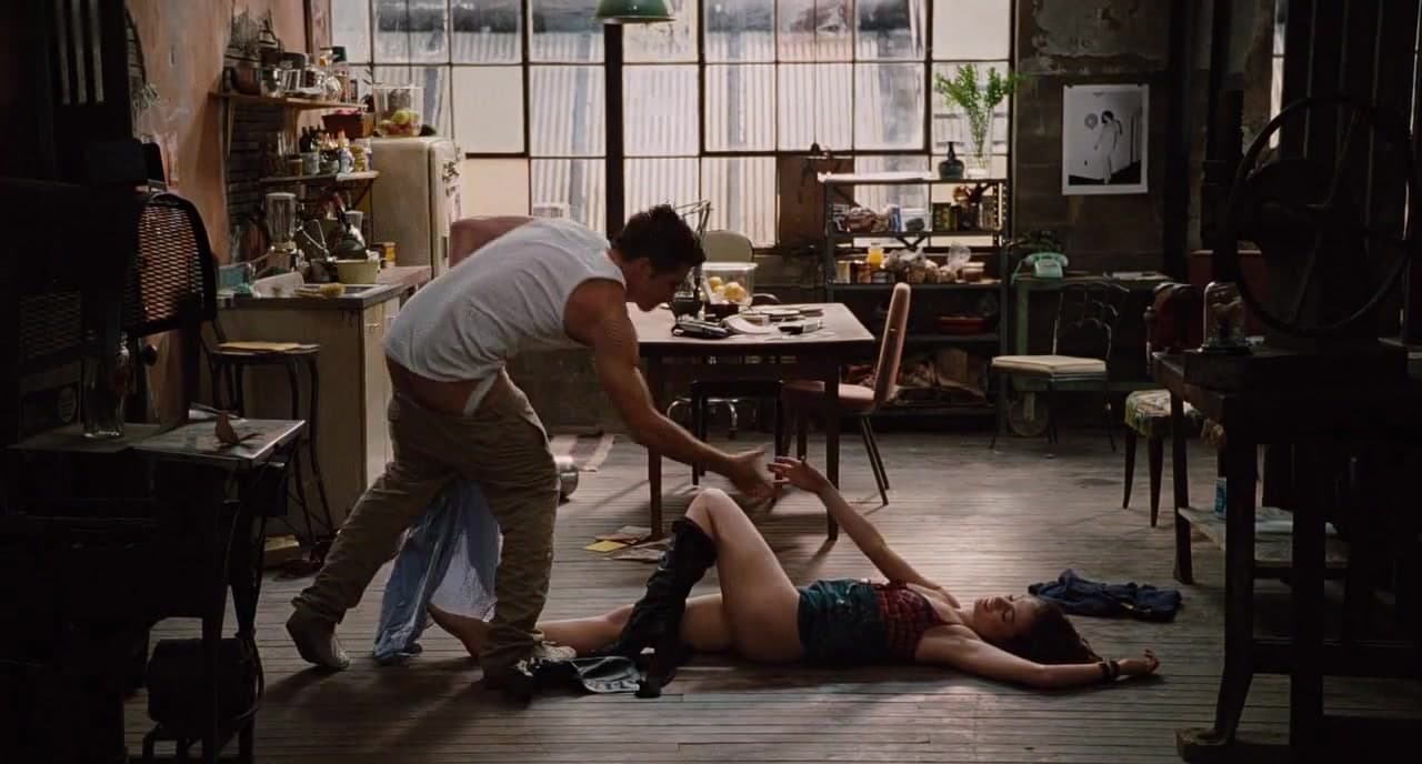 Anne Hathaway,Christina Fandino,Jo Newman,Katheryn Winnick in Love And Other (2010)